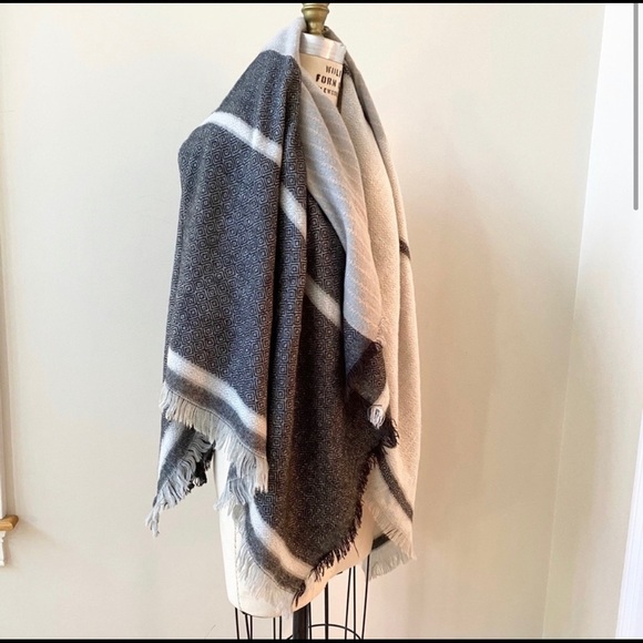 LeLuxe 52” Square Wrap/ Scarf - Picture 2 of 7